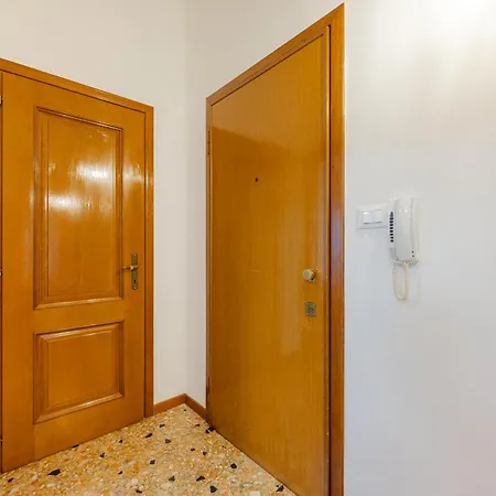 Tatiana Flat - 10 Minutes To - Mestre Train Station - Free Parking Apartman