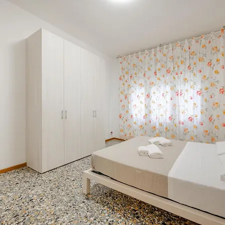 Apartment Tatiana Flat - 10 Minutes To - Mestre Train Station - Free Parking
