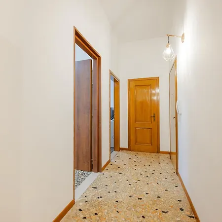 Tatiana Flat - 10 Minutes To - Mestre Train Station - Free Parking Apartment Venedig