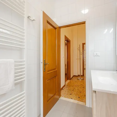 Tatiana Flat - 10 Minutes To - Mestre Train Station - Free Parking *