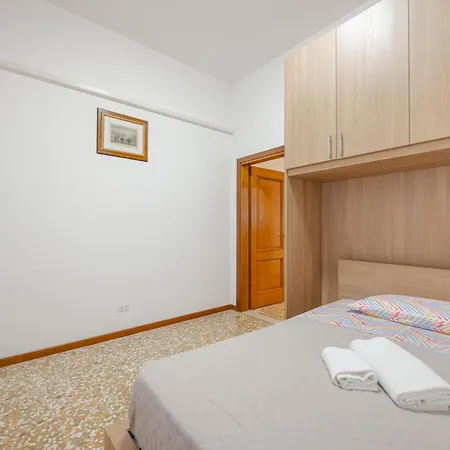 Tatiana Flat - 10 Minutes To - Mestre Train Station - Free Parking アパート