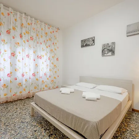 Tatiana Flat - 10 Minutes To - Mestre Train Station - Free Parking アパート *